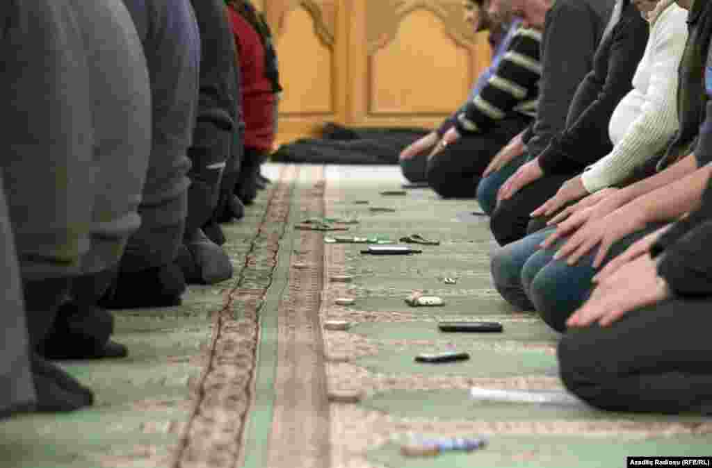 Məsciddəki xalçalar ibadətə oturanların sərhədini bildirən xüsusi işləmələrlə bəzədilib.