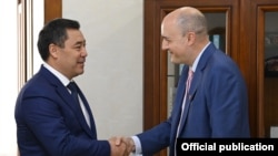Президент Кыргызстана Садыр Жапаров и гендиректор Радио Свободная Европа/Радио Свобода Джейми Флай. 