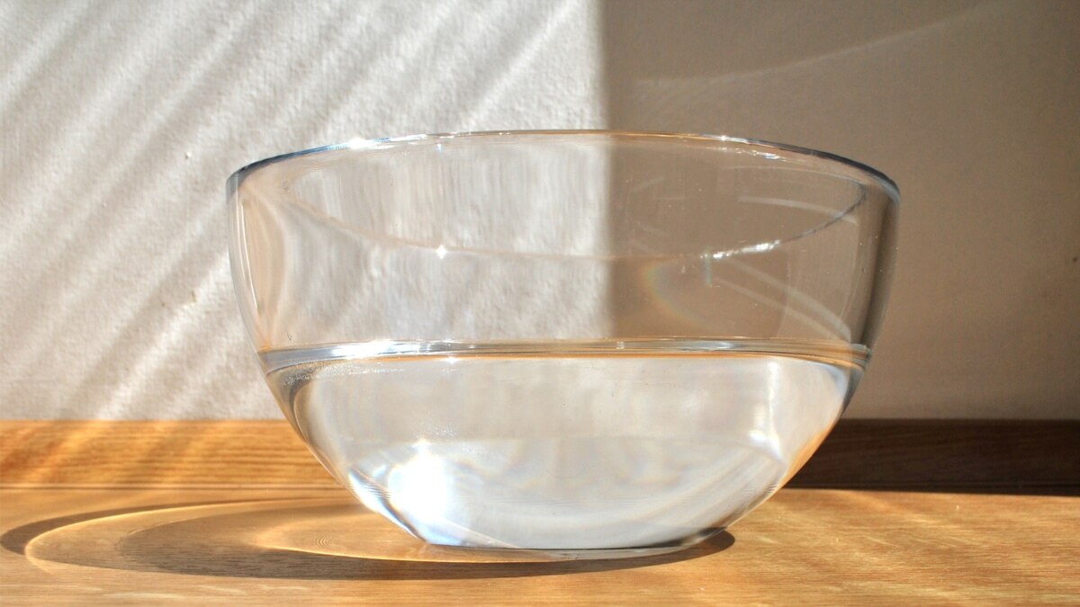 Water bowl. Миска с водой. Чаша для воды. Вода в прозрачной миске. Блюдце с водой.