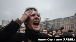 Povređeni demonstrant izražava svoj bes na policiju u Moskvi 23. januara.