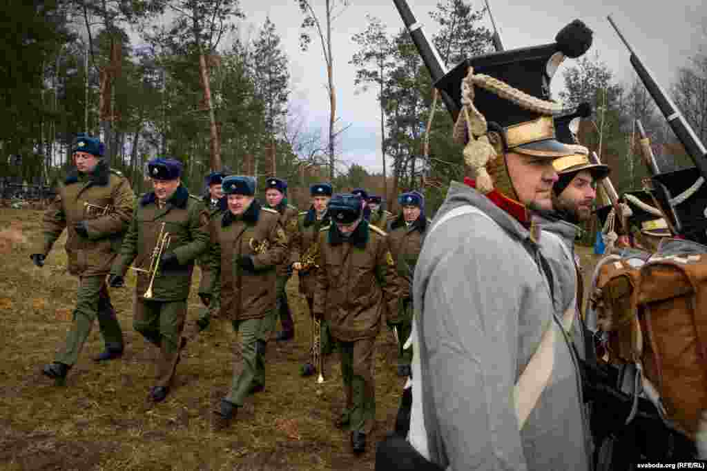 Ганаровая цырымонія на левым беразе Бярэзіны на месцы пахаваньня салдатаў францускай арміі.