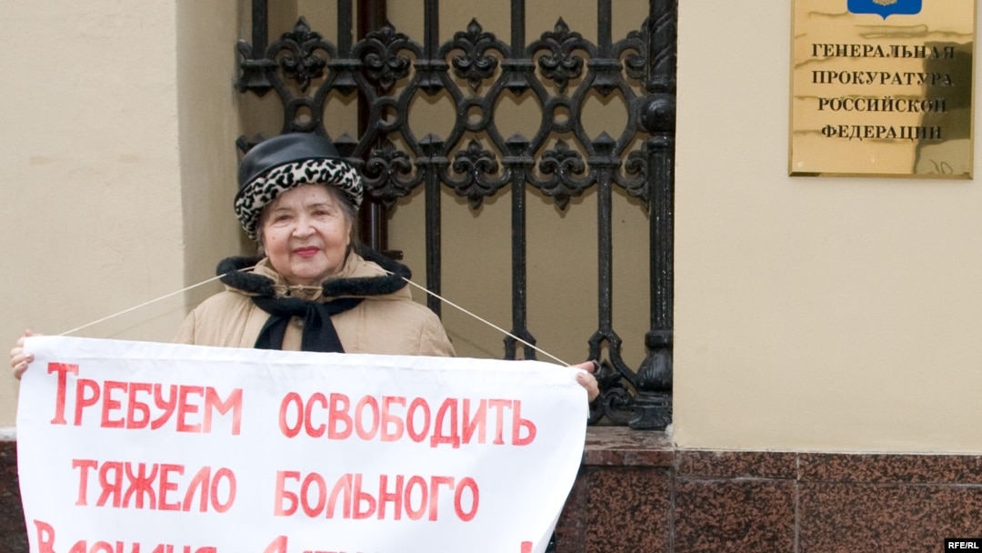 Активистка ОГФ Екатерина Веселовская во время одиночного пикета у здания Генеральной прокуратуры