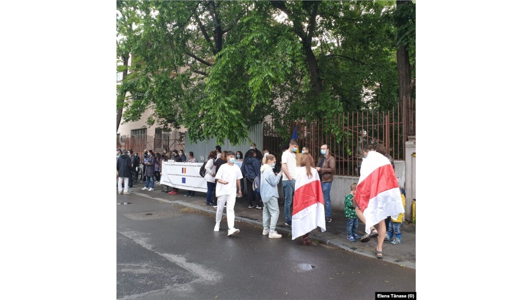 Câteva zeci de români s-au adunat duminică în fața ambasadei Belarusului pentru a-și manifesta solidaritatea cu poporul belarus