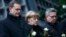 Berliniň häkimi Michael Mueller, Germaniýanyň kansleri Angela Merkel we nemes içeri işler ministri Thomas de Maiziere Roždestwo bazarynda ölenleriň hatyrasyna hormat bildirýärler. 20-nji dekabr, 2016 ý.