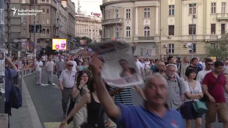 Belgraddaky 28-nji protest maliýe ministriniň doktorlyk derejesini nyşana aldy