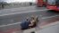 Женщина помогает раненому на Вестминстерском мосту&nbsp;