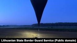 Скрыня з цыгарэтамі прычэпленая да балёну, які прыляцеў у Літву зь Беларусі 