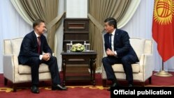 Алексей Миллер (солдо) жана Сооронбай Жээнбеков.