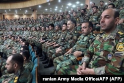 Військові слухають виступ командувача армії Ірану Аміра Хатамі, який каже, що Іран дасть відсіч США та Ізраїлю, які, за його словами, підтримують анутиурядові протести. Тегерна, Іран, 7 січня 2026 року (Fars)