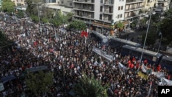 Un protest antifascist în fața unui tribunal din Atena, 7 octombrie 2020, în timp ce Curtea a decis că partidul de extremă dreapta Zorii Aurii funcționează ca o organizație criminală.