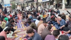 لاهور کې یو سېک مسلمانانو ته روژه ماتی ورکوي