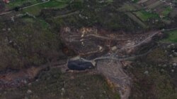 Raskopana zemlja i uništena okolina ostali nakon rudarenja u okolini Prijedora