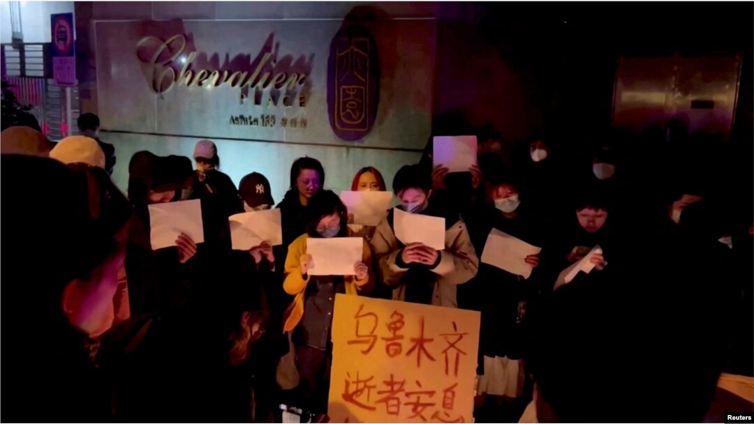 La Shanghai, oamenii au ridicat hârtii albe, un simbol al cenzurii, iar apoi au scandat: „opriți lockdown-ul în Urumqi, în Xinjiang, în toată China!”, potrivit unei înregistrări video care a circulat pe rețelele de socializare. (captură video)