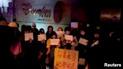 La Shanghai, oamenii au ridicat hârtii albe, un simbol al cenzurii, iar apoi au scandat: „opriți lockdown-ul în Urumqi, în Xinjiang, în toată China!”, potrivit unei înregistrări video care a circulat pe rețelele de socializare. (captură video)