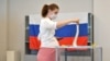 Një grua duke votuar në zgjedhjet në Rusi.