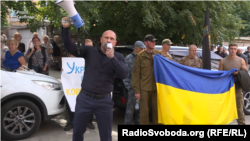 Ілля Кива і його «група підтримки» на мітингу під Спеціалізованою антикорупційною прокуратурою