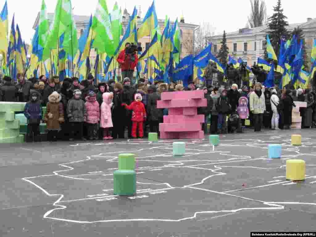 У рамках відзначення Дня Соборності України сьогодні у Києві зібрали з пазлів найбільшу мапу держави розміром 60 квадратних метрів