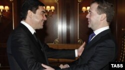 Orsýetiň prezidenti Dmitriý Medwedew we Türkmenistanyň prezidenti Gurbanguly Berdimuhamedow Gorkide, 2011-nji ýylyň 23-nji dekabry.
