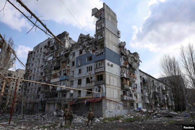 Zyrtarët ukrainas po shtojnë përpjekjet për t’i evakuuar banorët e Pokrovskit, i cili po kërcënohet gjithnjë e më shumë nga përparimet ruse.