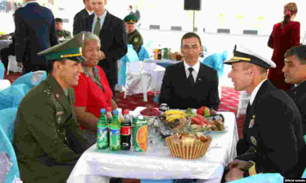 Baýramçylyk günortan nahary wagtynda delegasiýalaryň baştutanlary serhet geçelgesiniň mümkinçilikleri babatda öz täsirlerini paýlaşýarlar 