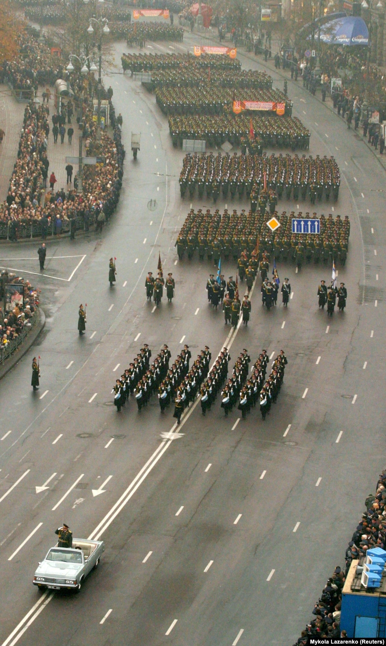 Parada ushtarake në qendër të Kievit më 28 tetor 2004.