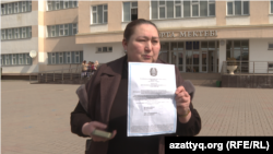 Құқық қорғаушы Маржан Аспандиярова №861 референдум учаскесі орналасқан №13 мектептің алдында тұр. Алматы облысы Талғар ауданы Тұздыбастау ауылы, 17 наурыз, 2026 жыл.