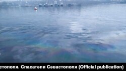 Маслянистое пятно у берегов Севастополя, архивное фото