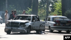 Допрос третьего свидетеля прошел в бурной обстановке. В суд была вызвана бухгалтер одной из организаций города Гудаута, которая, отвечая на вопросы гособвинения, сказала, что не помнит уже ни времени года, ни даже в каком году это было