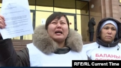 Балалары әскерде қаза болған немесе жарақаттанған ата-аналар қорғаныс министрлігі алдында талаптарын айтып тұр. 10 қараша 2025 жыл. 