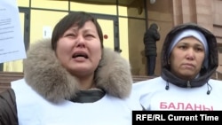 Армияда каза болгон аскерлердин энелери. Казакстан.