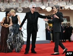  Актрисите Индия Мур и Кейт Бланшет, режисьорът Джим Джармуш и актрисата Шарлот Рамплинг на аления килим за представянето на кино лентата „ Баща, майка, сестра, брат “ на 82-рия Международен кино фестивал във Венеция, 31 август 2025 година 