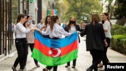 Disa gra azerbajxhanase festojnë arritjen e marrëveshjes së armëpushimit me Armeninë. 