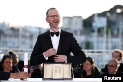  Йоаким Триер с Голямата премия на фестивала в Кан, 24 май 2025 година 