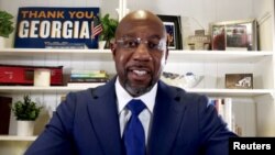 Raphael Warnock demokrata amerikai szenátorjelölt a Youtube-csatornáján tart beszédet 2021. január 6-án, a georgiai szenátorválasztás második fordulója után, ahol Kelly Loeffler republikánus szenátort hívta ki. Atlanta, Georgia, Egyesült Államok.