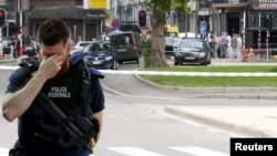 Un polițist la locul atacului de la Liege