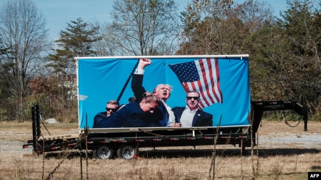 Bilbord iz novembra 2024. sa likom Donalda Trumpa prikazuje dan kada je izvršen napad na njega 2024. godine.