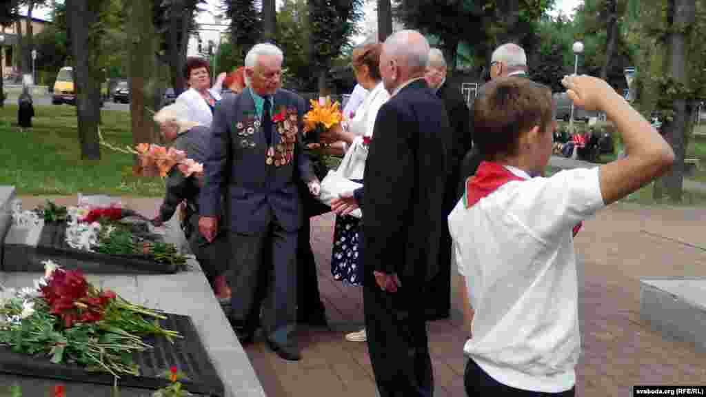 Піянэр салютуе ў час ускладаньня кветак да помніка загінулым 