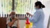 Një person në Shkup merr vaksinën kundër COVID-19. Maqedoni e Veriut, 12 korrik, 2021. 