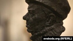 Уладзімер Караткевіч - скульптар Аляксандар Каструкоў