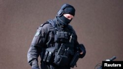 بازداشت‌ها بخشی از تحقیقاتی دامنه‌دار توصیف شده است و نه ناشی از تهدید فوری تروریستی