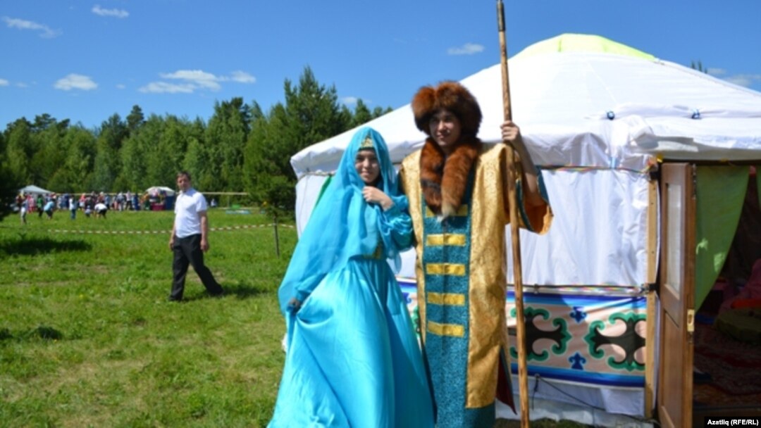 Искер чатыры янында хан һәм ханбикә кунакларны каршылый