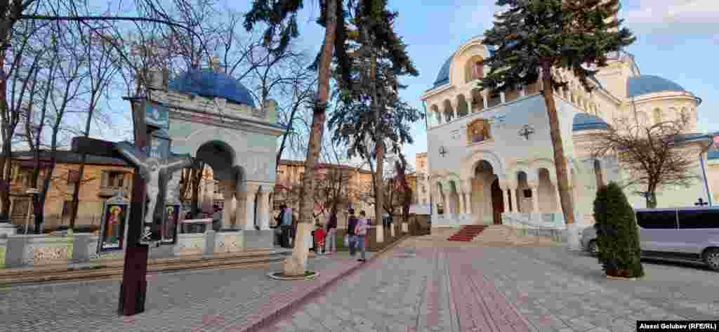 З 17 березня школи у Бєльцях перейшли на дистанційне навчання. На фото жителі набирають воду з фонтану біля собору в центрі міста. 16 березня 2026 року