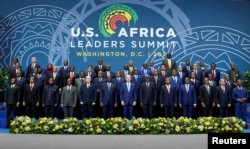 Президент США Джо Байден (в центре) принял участие в саммите США-Африка в Вашингтоне 15 декабря 2022 года, первом подобном собрании за восемь лет
