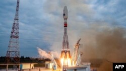 Ракета «Союз 2.1б» со спускаемым аппаратом «Луна-25» стартует со стартовой площадки на космодроме «Восточный«, примерно в 180 км к северу от Благовещенска. Россия, Амурская область, 11 августа 2023 года
