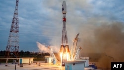 În această fotografie realizată și publicată de Agenția Spațială Rusă Roscosmos pe 11 august 2023, o rachetă Soyuz 2.1b explodează de pe rampa de lansare de la cosmodromul Vostochny.