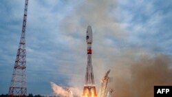 Racheta Soiuz 2.1b care transportă modulul Luna-25 decolează de pe rampa de lansare a cosmodromului Vostocini