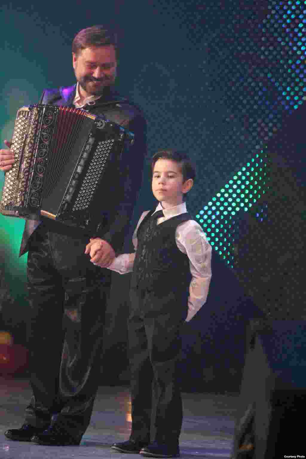 Баянчы Ринат Вәлиев һәм аның кечкенә улы.