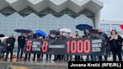 Transparent sa natpisom "5 meseci (od) zločina, 0 odgovornosti, 1000 godina robije sledi" ispred Železničke stanice u Novom Sadu, 1. aprila 2025.
