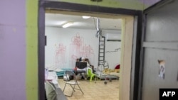 O femeie credincioasă citește într-un adăpost în ajunul sărbătorii Paștelui evreiesc, la Akko (Acra), în nordul Israelului, pe 1 aprilie 2026.