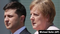 Almaniya kansleri Angela Merkel (sağda) və Ukrayna prezidenti Volodymyr Zelenskiy 